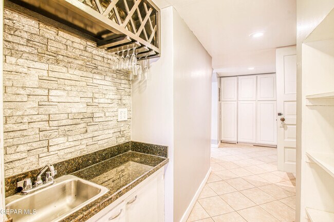 Building Photo - 1701 Elm St