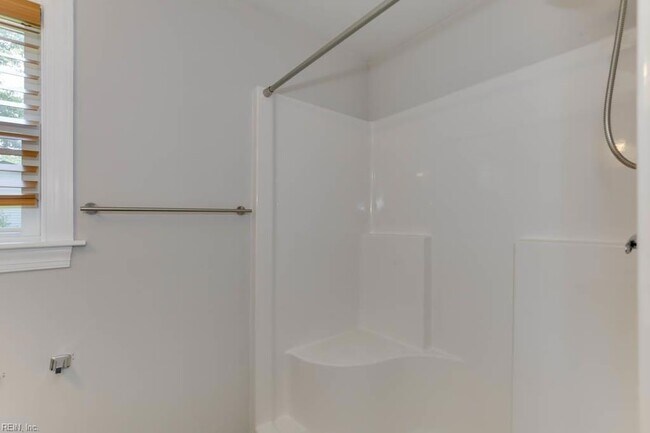 Building Photo - 1405 Baychester Ave