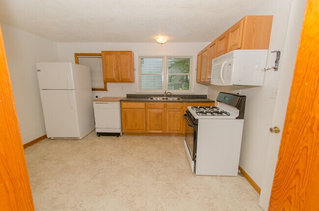 Building Photo - 3 bedroom, 2 bath home located in Green Ac...