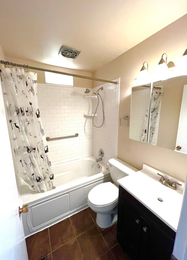 Full bathroom - 3096 S Marie Cir