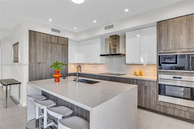 Building Photo - 6100 N Ocean Dr