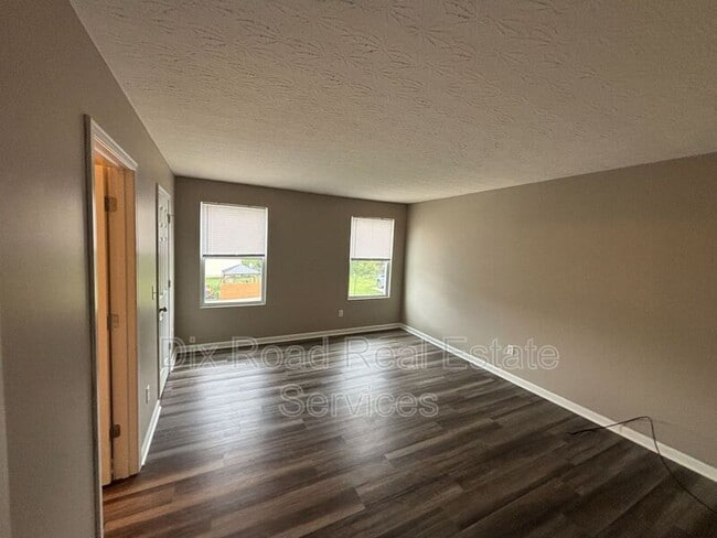 Building Photo - 424 W Kemper Rd