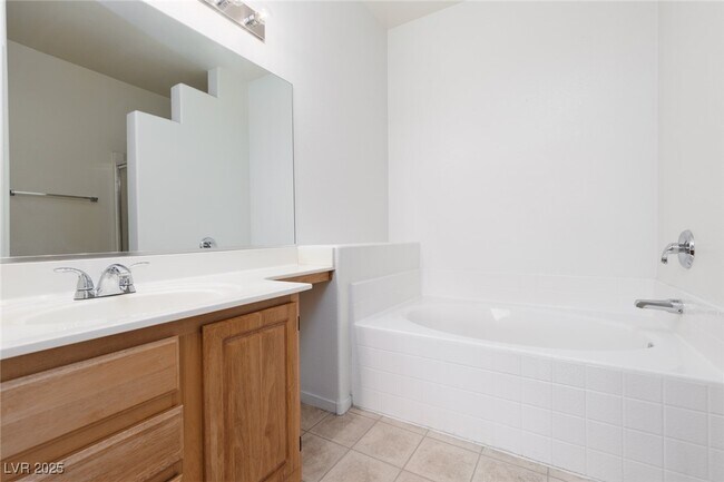 Building Photo - 5650 E Sahara Ave