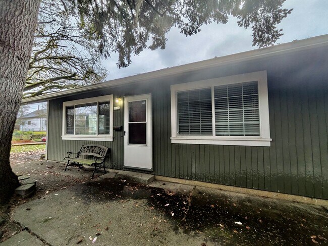 Building Photo - Discover Your New Home in the Heart of the Desirable Sellwood Neighborhood! Water/Sewer/Garbage I...
