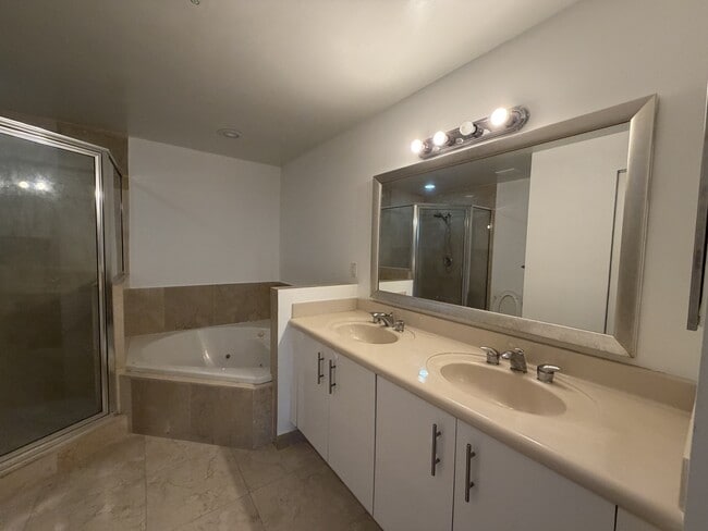 Building Photo - 7900 Harbor Island Dr