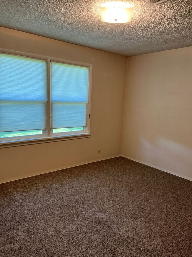 Building Photo - Suburbs Home