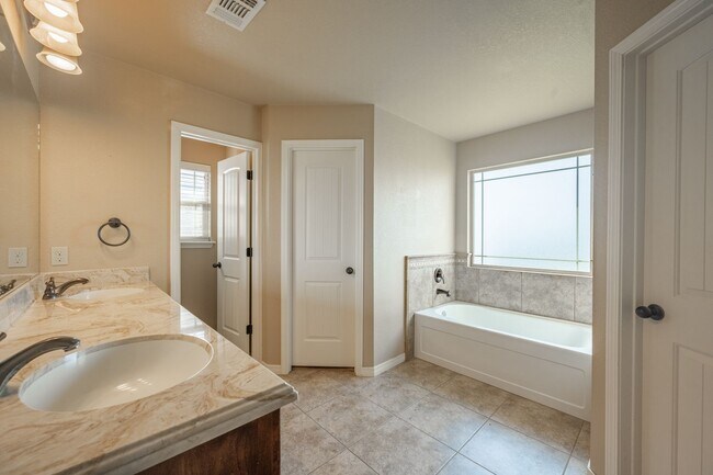 Building Photo - 3/2 in Hillside Terrace!
