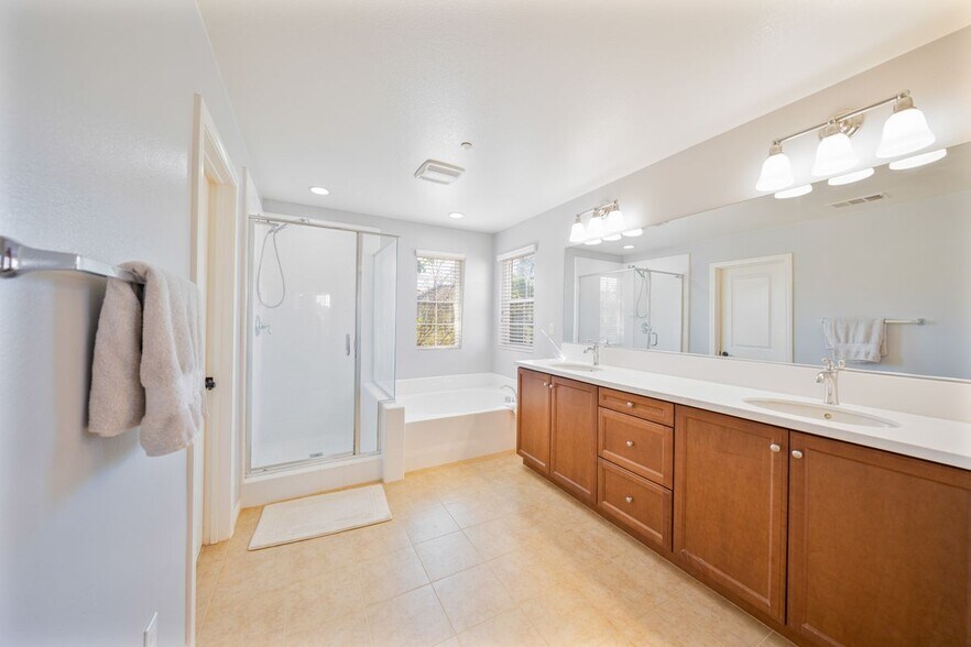 Building Photo - 372 Cardinal Ln