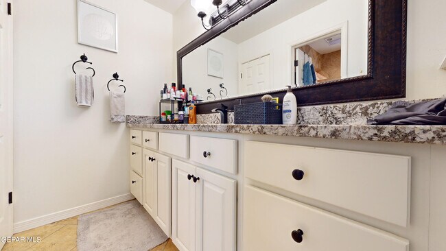 Building Photo - 453 El Camino Dr