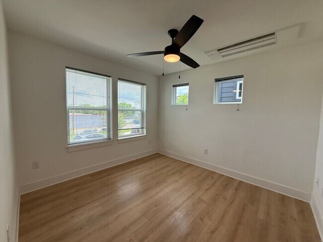 Building Photo - 3 - Level Modern Apartment in East Nashville