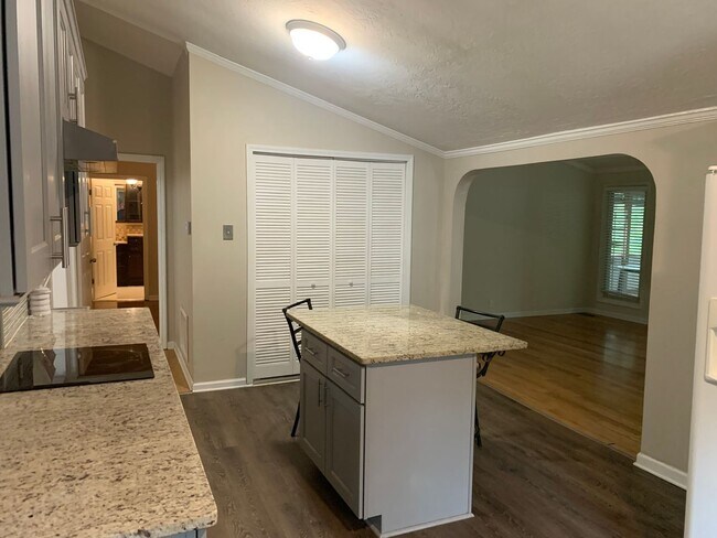 Building Photo - LIVE ON THE LAKE!!