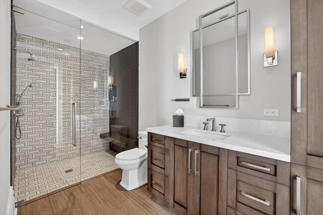 Building Photo - 400 Mola Ave