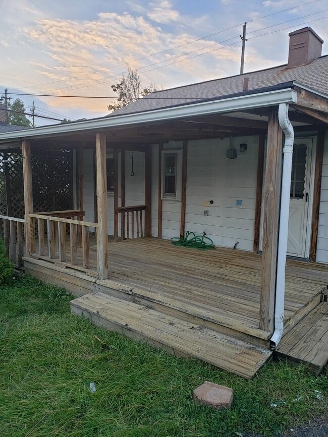 Building Photo - 2 Bedroom Single Family Home with Garage