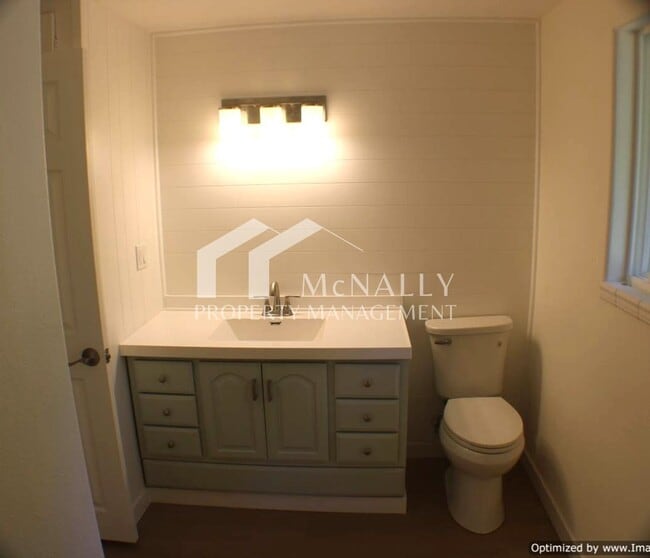Building Photo - Newly Remodeled 3 bedroom home with Oversi...