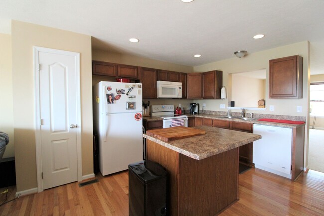 Building Photo - 3 Bed/ 2.5 Bath Townhome close to the inte...