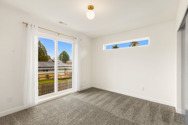 Building Photo - Seward Park Modern 3 Bedroom 3 Bath Home -...