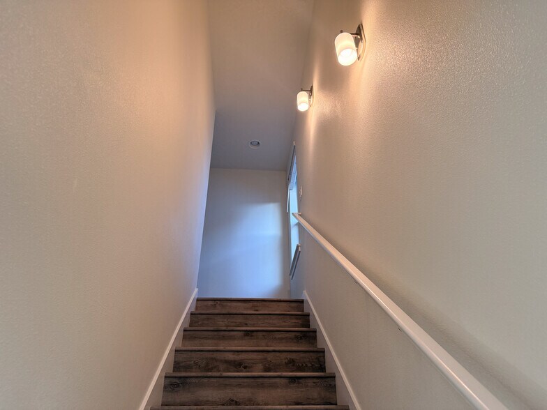 Building Photo - 507 NW Hillcrest Dr