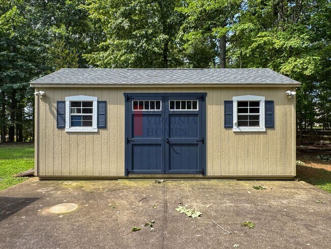 Building Photo - 25 Fleetwood Dr