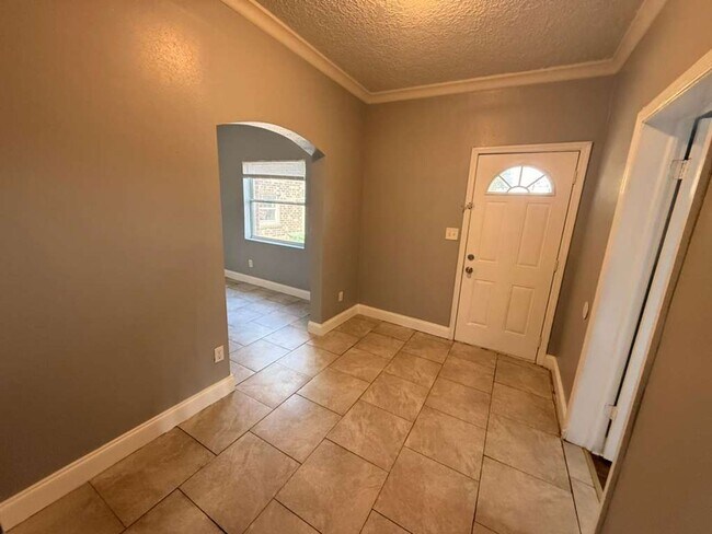 Building Photo - Updated 4/2 Ready for Immediate Move-In
