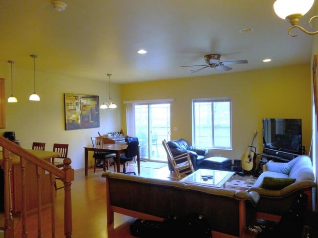 Building Photo - 8925 Lakehurst Dr