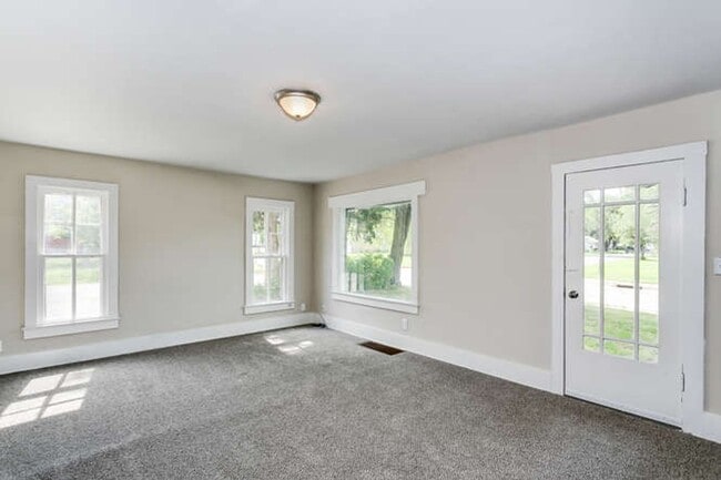 Building Photo - Open House 6/6 from 12-1!  Spacious 3 Bed/...