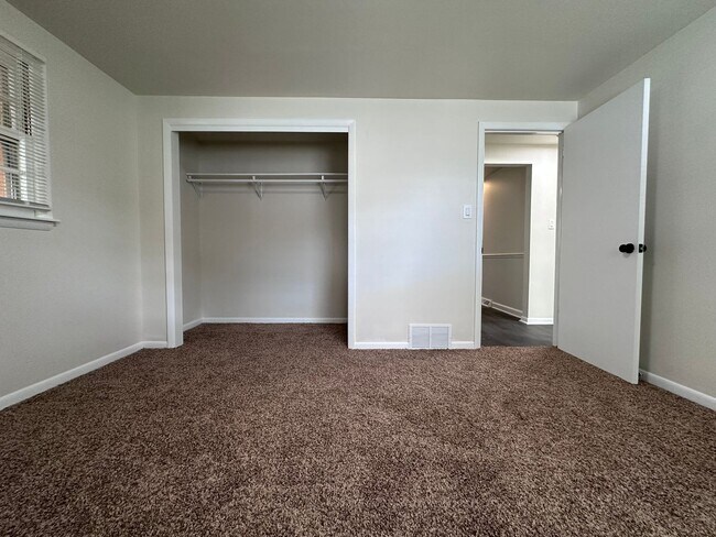Building Photo - 490 St Bernard Dr