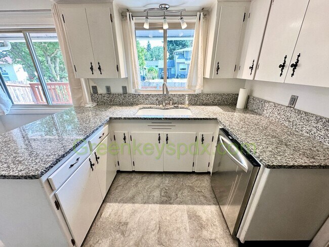 Building Photo - 2- Bedroom, 1.5-Bathroom House in Concordi...