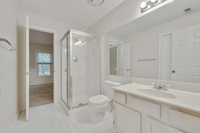 Building Photo - Top-Floor 3BD/3BA seconds to Downtown Crown!
