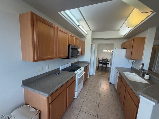 Building Photo - 10339 Whispering Palms Dr