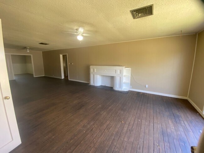 Building Photo - Spacious, remodeled 4 Bed, 2 Bath Home in ...