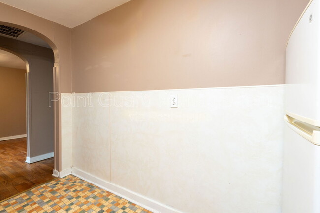 Building Photo - 302 S Poplar St