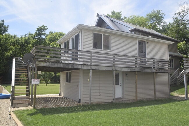 Building Photo - 2 bedroom / 2 bathroom home for rent in Cedar Lake