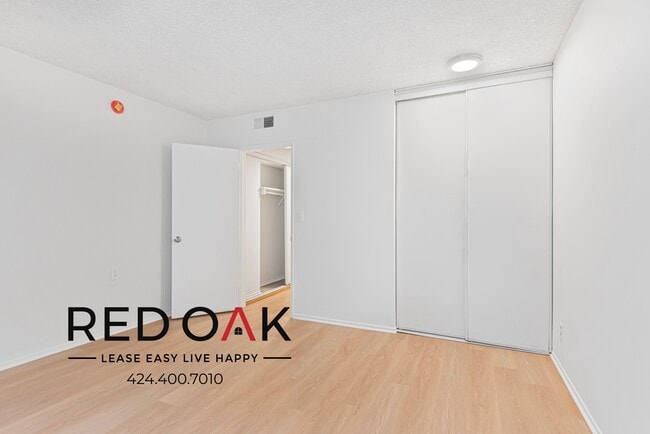 Building Photo - Cheerful One Bedroom with Central Heat & A...