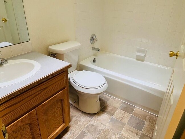 Building Photo - 4 Bedroom, 3 Bath Ranch Style Home with 2 ...