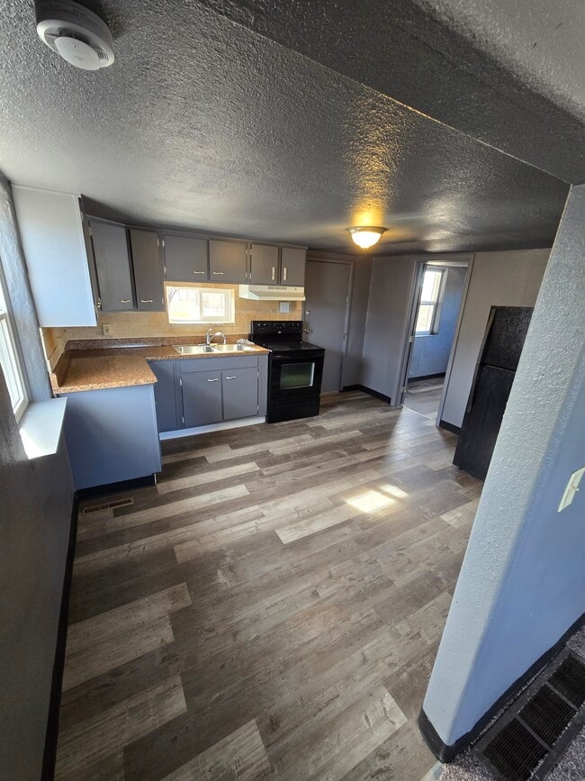 Building Photo - 1320 E Ash St