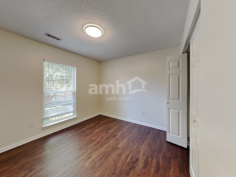 Building Photo - 7 Hazeltine Ct