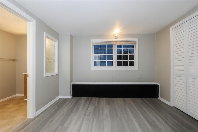 Building Photo - 916 Greenwood Ave NE