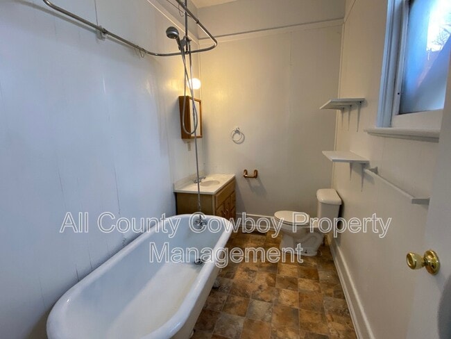 Building Photo - 418 S 6th St