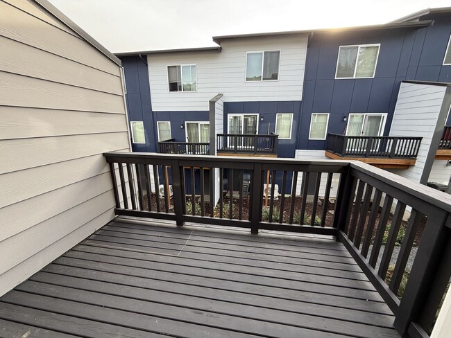 Building Photo - Modern Lynnwood 3BD/3BTH Townhome for Leas...