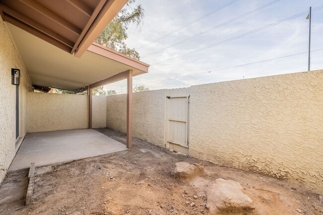 Building Photo - Fresh & Clean Townhome in North Phx!