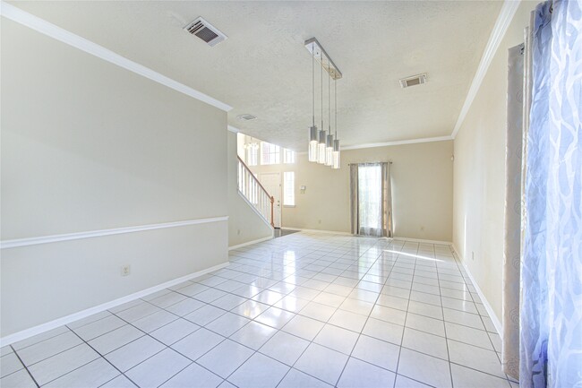 Building Photo - 13030 Richmond Ave