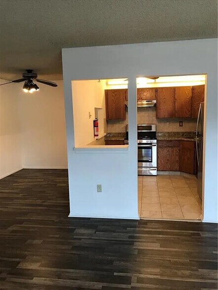 Kitchen - 215 Rachel Ct