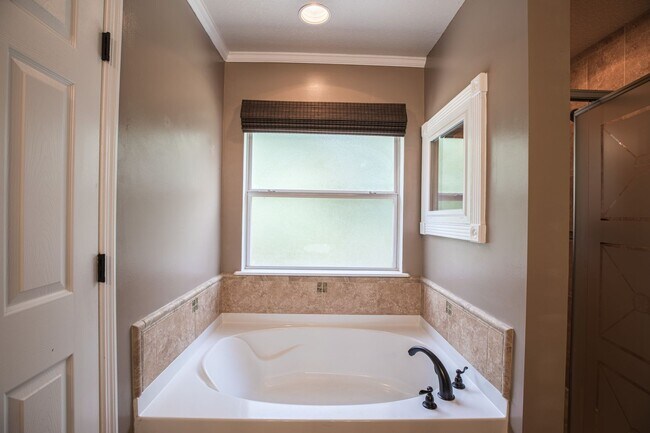 Building Photo - Beautiful 2 story home with fireplace