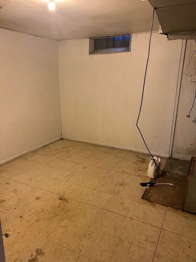 Building Photo - 3 Bedroom 1.5 Bath - $1200