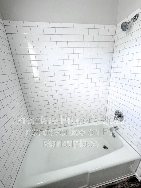 Building Photo - 219 N Oak Dr