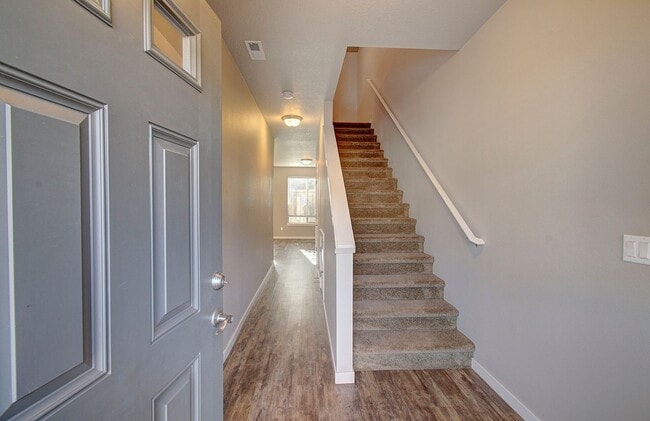 Building Photo - BEAUTIFUL CREEKWOOD TOWNHOME! 3 BR, 2.5 BA