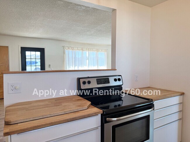 Building Photo - Spacious Home with Solar Panels!!