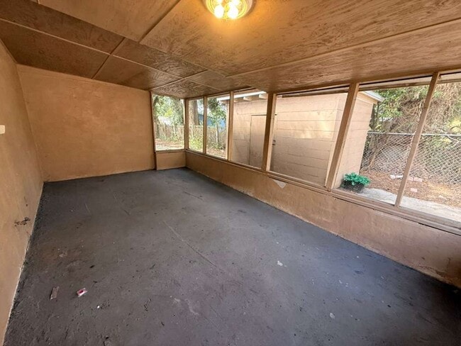 Building Photo - Updated 4/2 Ready for Immediate Move-In