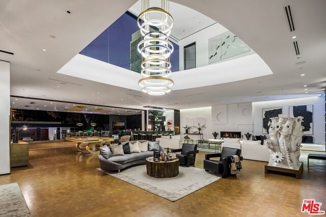 Building Photo - 809 N Rexford Dr