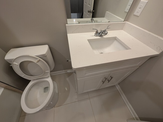 Building Photo - Room in House on Stone Mountain Dr